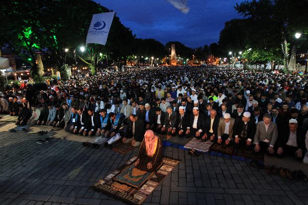 Kabe imamlarından Basfar Ayasofya meydanında sabah namazı kıldırdı